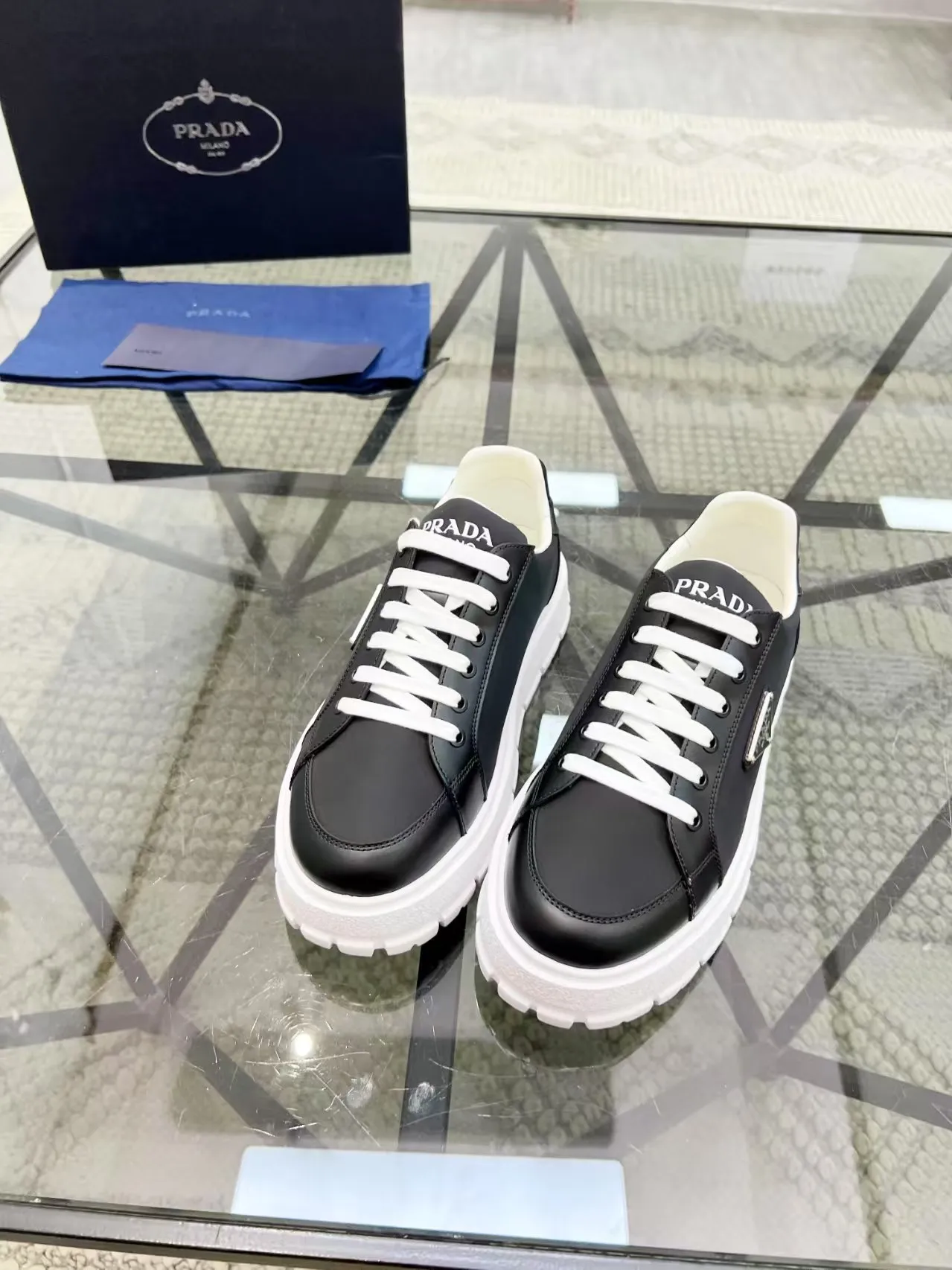 Men's Men's Shoes 💰440 [New Style] 🎍🎍Prada Prada's new men's leather sneakers, the highest version on the market, any comparison is welcome🆚! The original leather has excellent texture and is super high-end! Fetal sheep net lining imported from Italy, removable pad! Luxurious materials and fine workmanship, highly recommended! Code: 38-44 (45 can be customized
